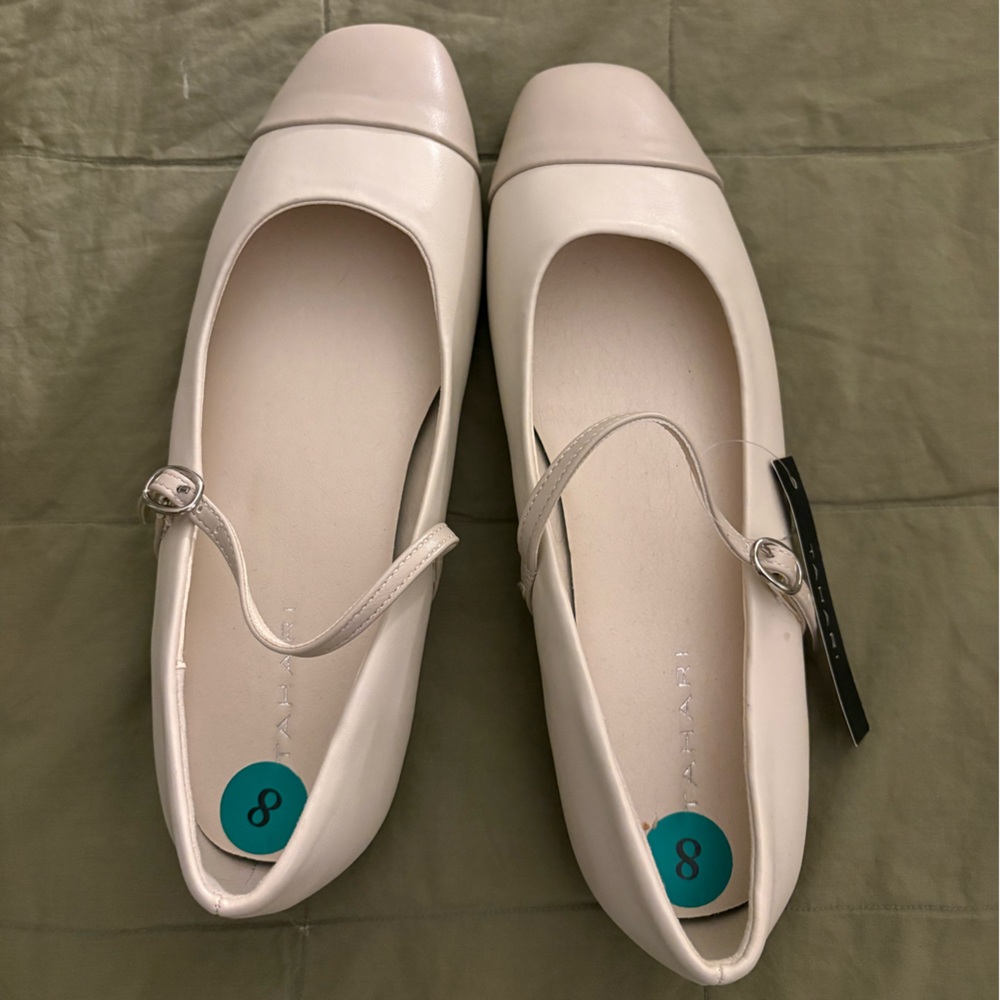 NWT Ami Women's Elegant Cream Flats sz 8